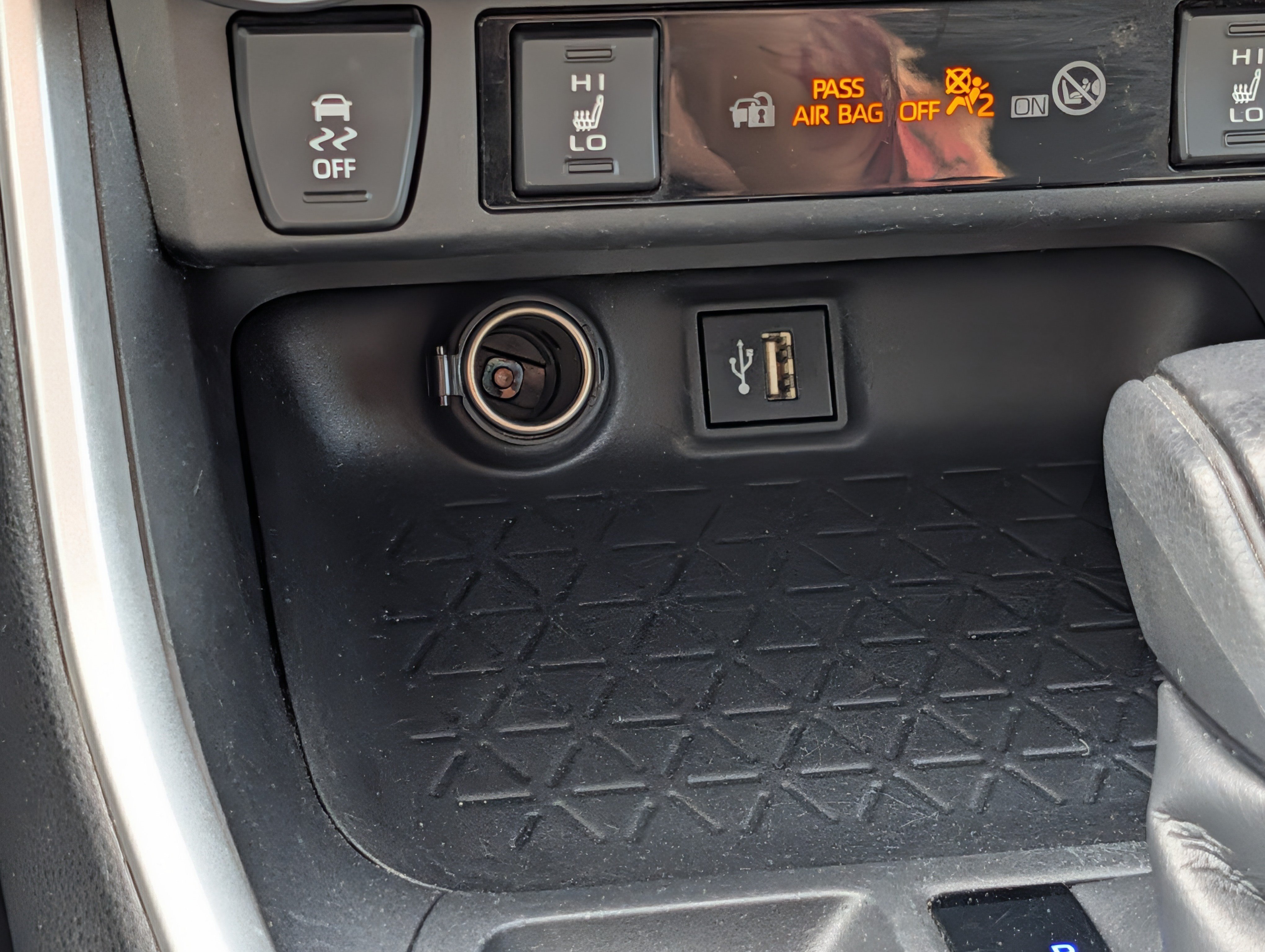 Used 2024 Toyota RAV4 XLE w/ Weather Package AWD/4WD image 31