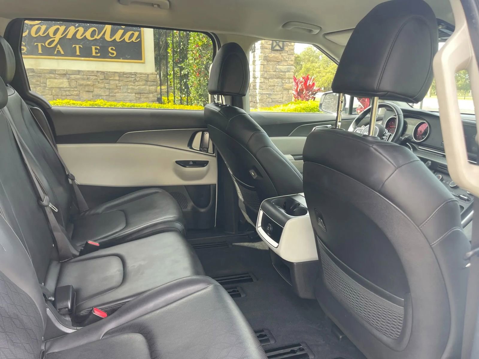 Used 2022 Kia Carnival LX image 10