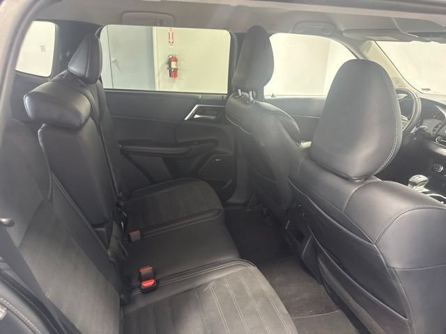 Used 2025 Mitsubishi Outlander SE FWD image 22