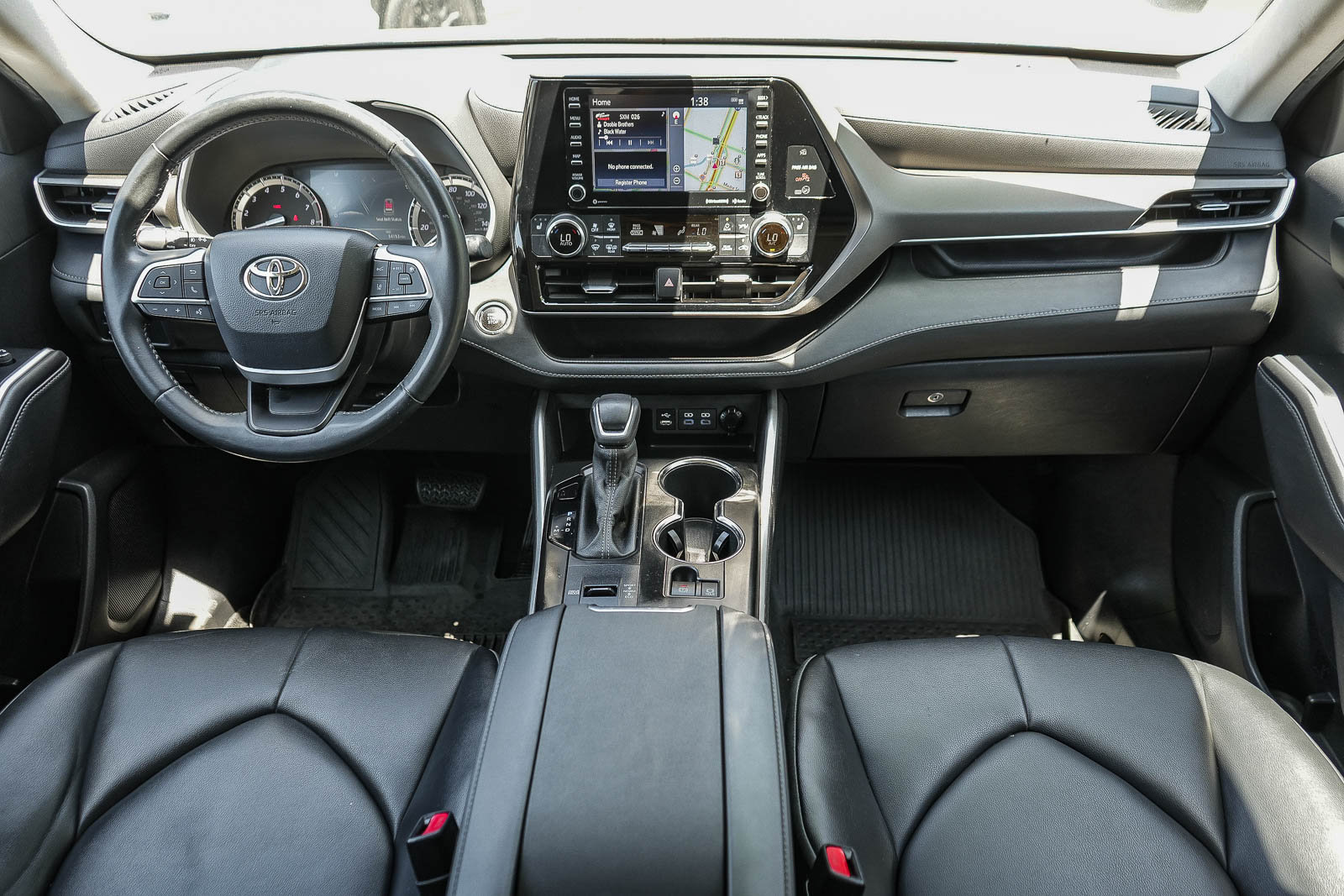 Used 2022 Toyota Highlander XLE FWD image 12
