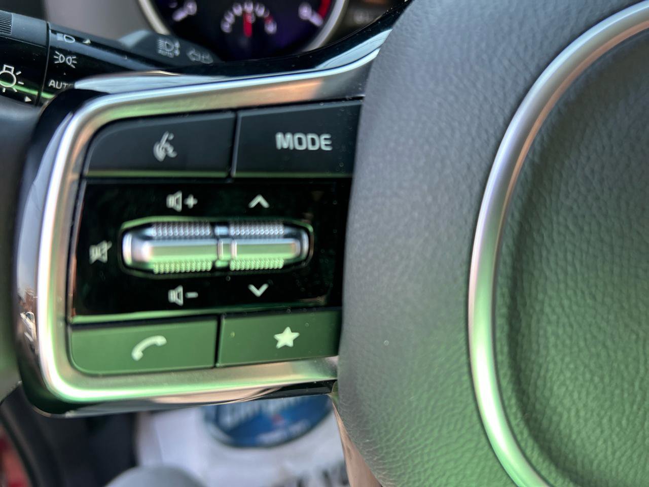 Used 2024 Kia Carnival LX FWD image 19