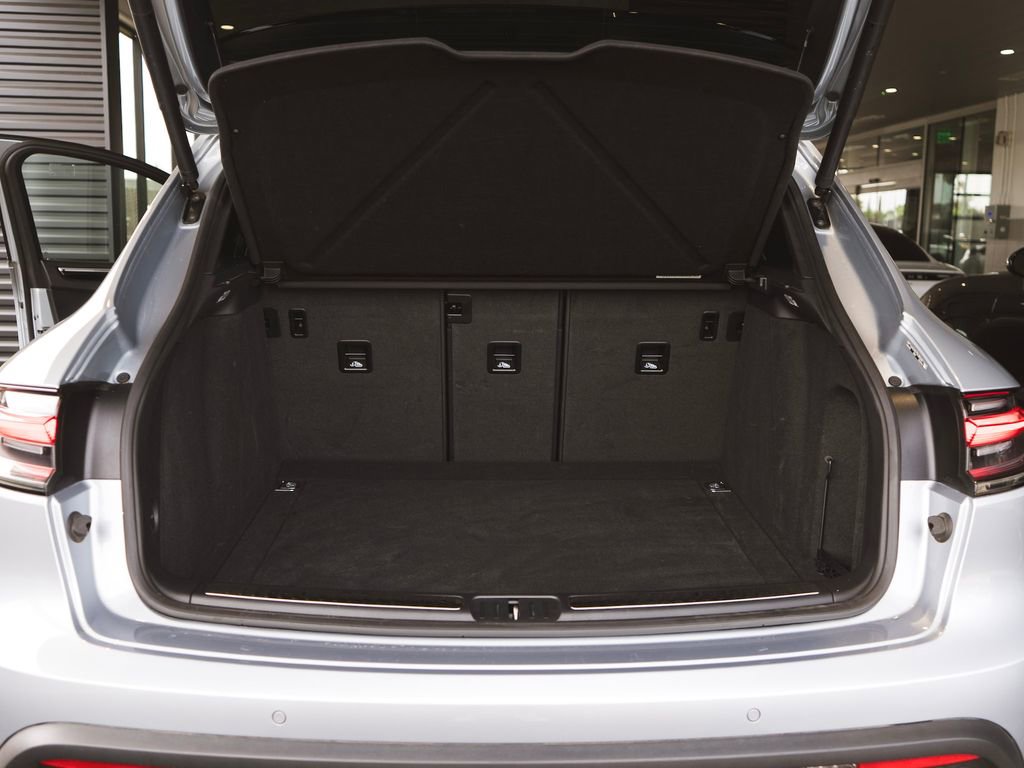 Used 2025 Porsche Macan image 36