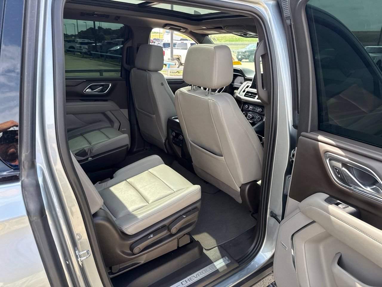 Used 2023 Chevrolet Suburban Z71 w/ Luxury Package AWD/4WD image 13