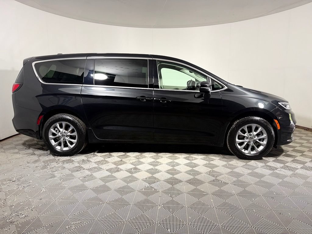 Used 2023 Chrysler Pacifica Touring-L AWD/4WD image 8