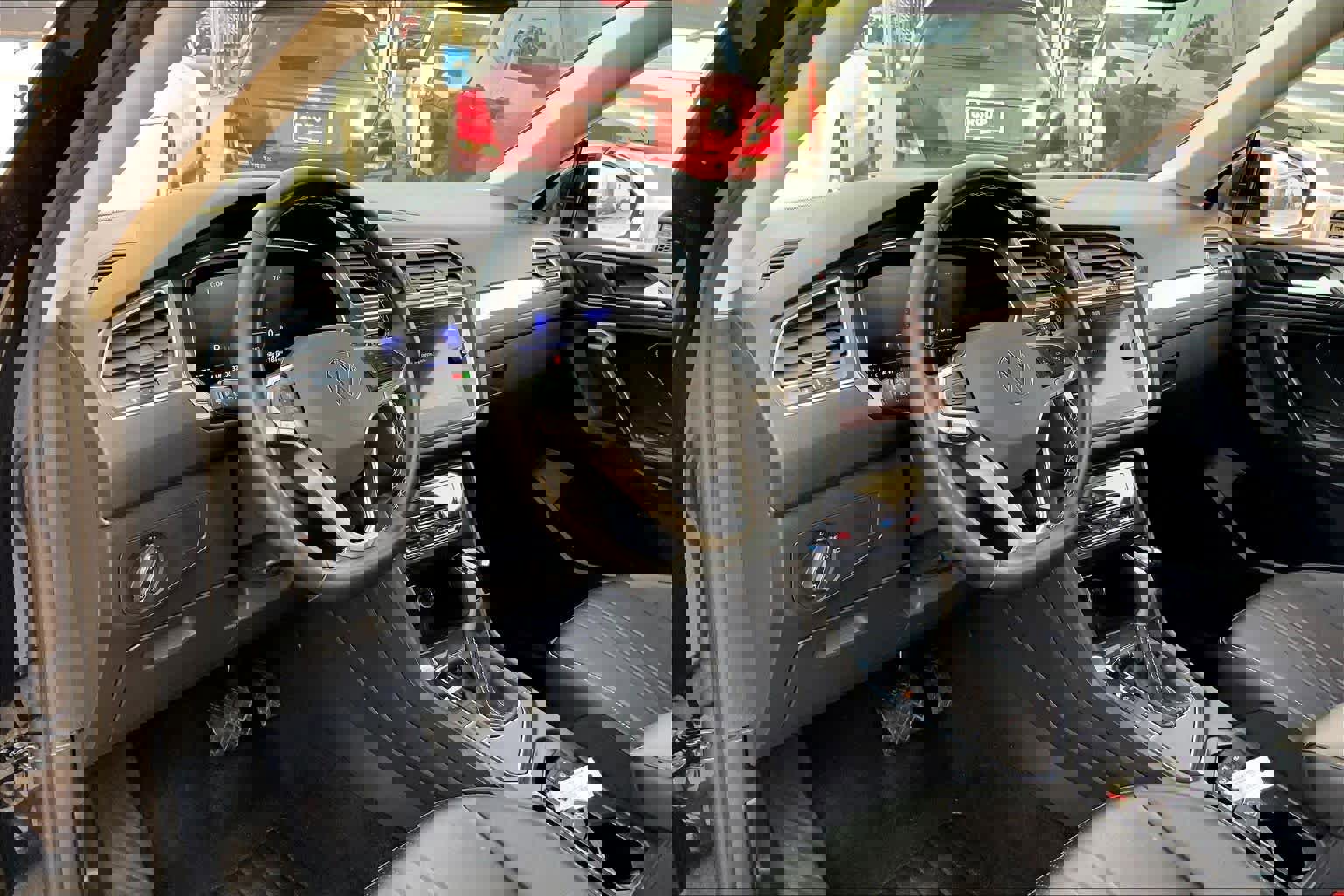 Used 2024 Volkswagen Tiguan SE image 16