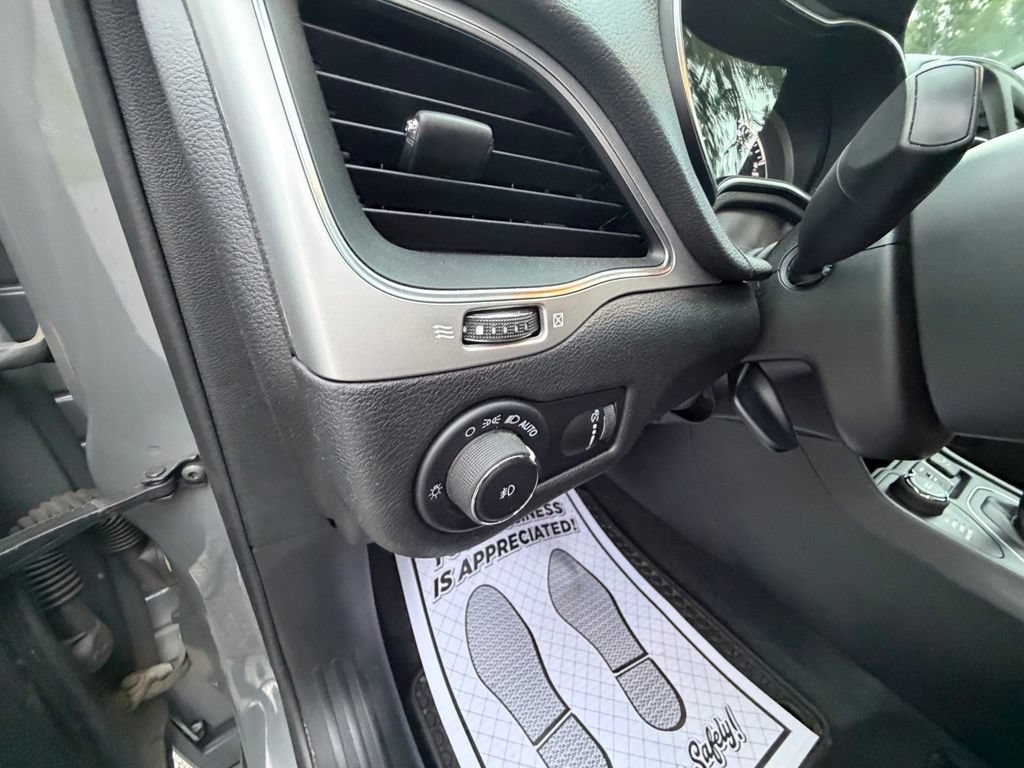Used 2022 Jeep Cherokee Latitude AWD/4WD image 16
