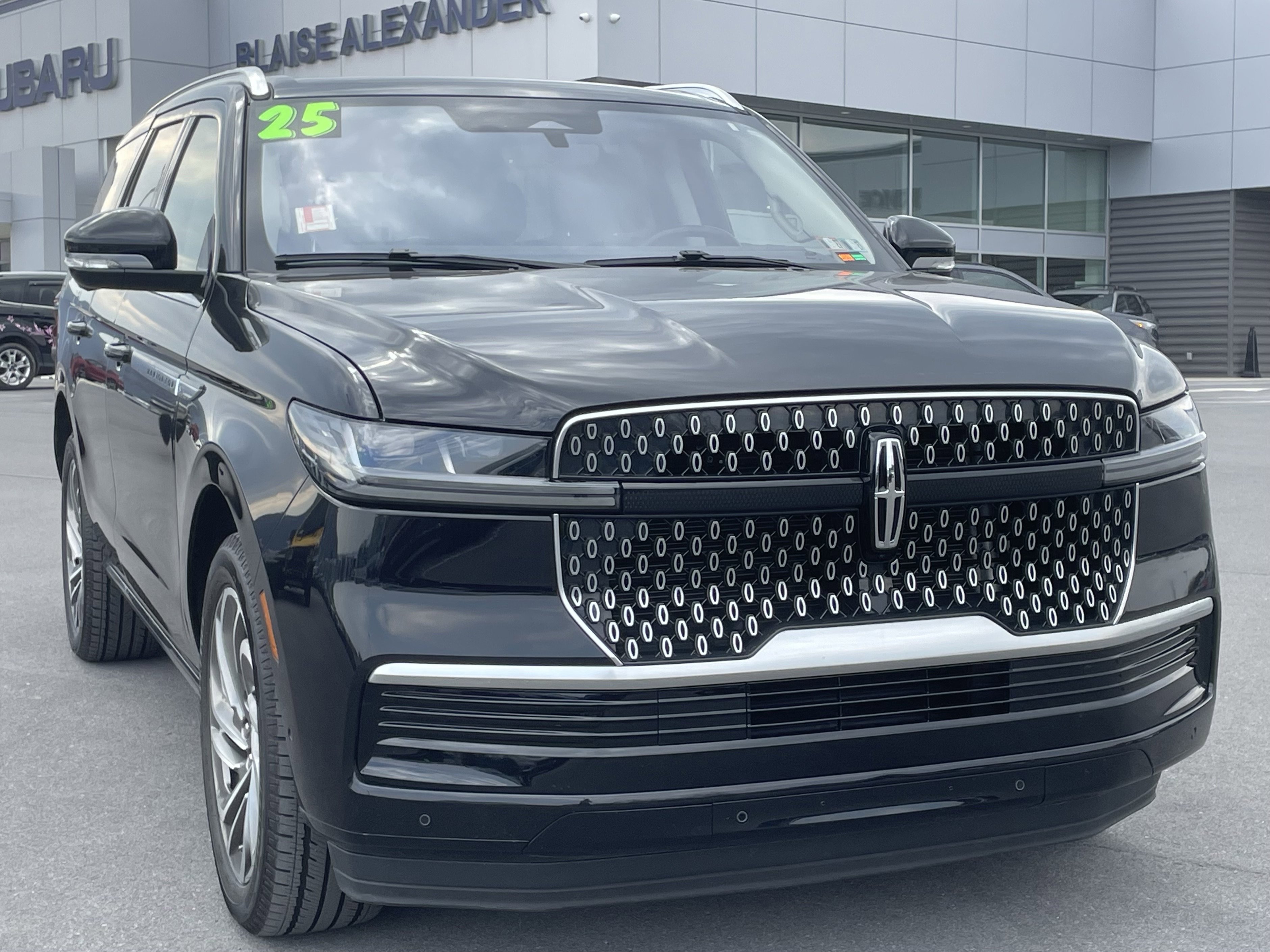 Used 2025 Lincoln Navigator Reserve image 1