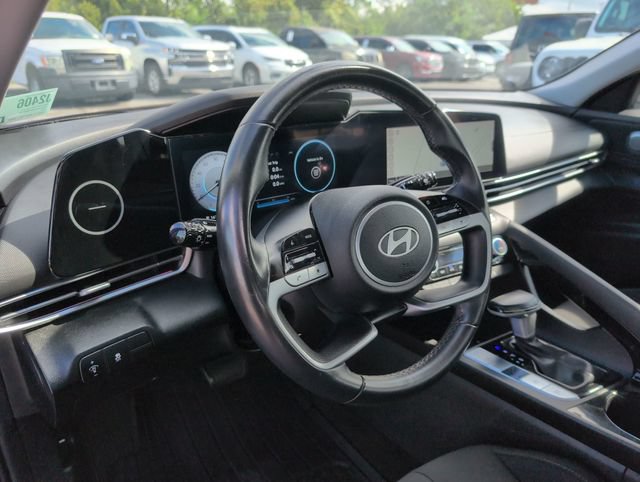 Used 2025 Hyundai Elantra SEL FWD image 33