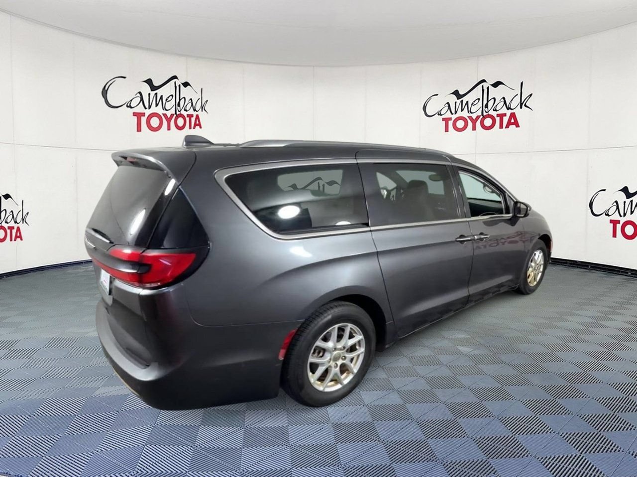 Used 2021 Chrysler Pacifica Touring-L FWD image 2
