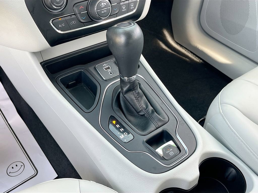 Certified 2020 Jeep Cherokee Latitude Plus w/ Comfort/Convenience Group FWD image 16