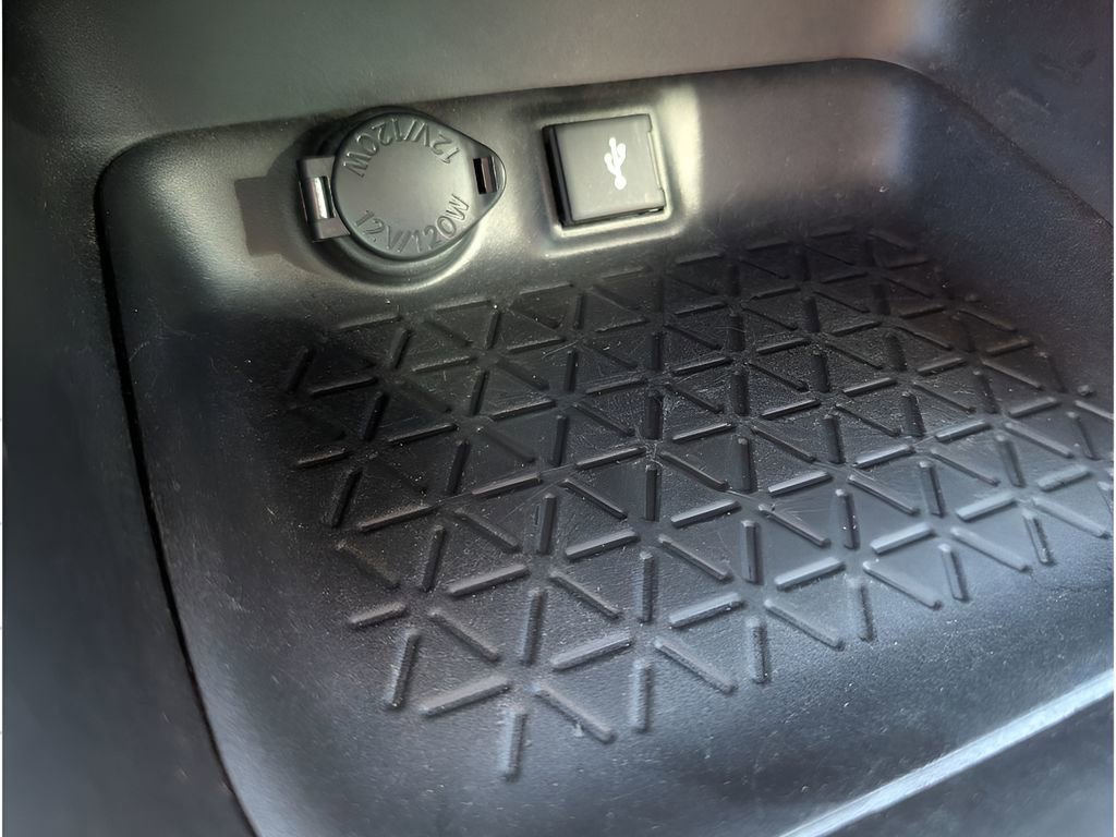 Used 2020 Toyota RAV4 XLE FWD image 21