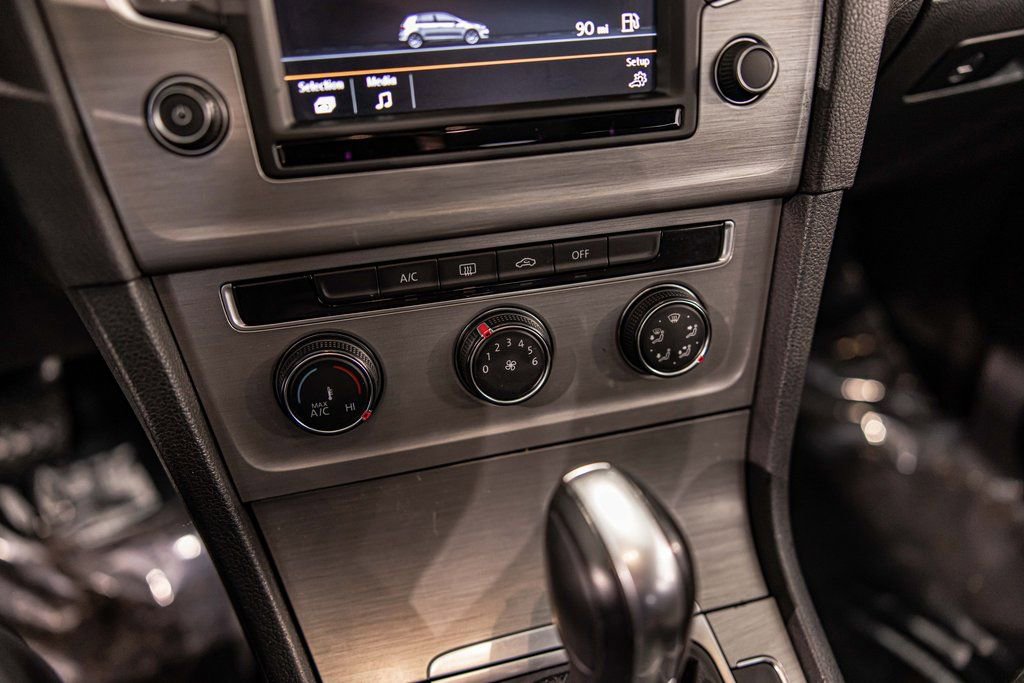 Used 2016 Volkswagen Golf S image 26