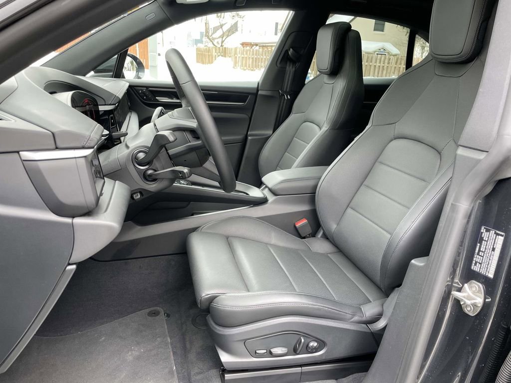 Used 2024 Porsche Macan 4 Electric image 5