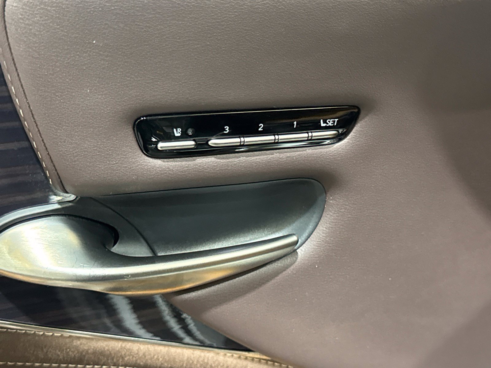 Used 2018 Lexus LS 500 w/ Accessory Package (Z2) RWD image 18