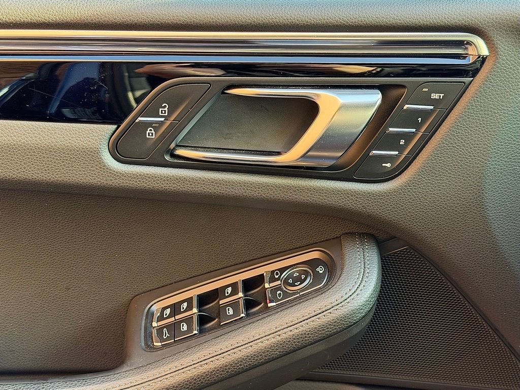 Certified 2024 Porsche Macan image 17