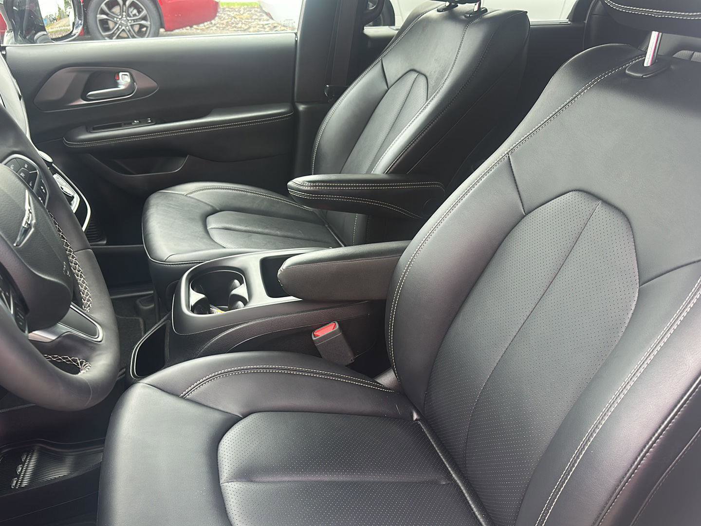 Used 2025 Chrysler Pacifica Select image 13