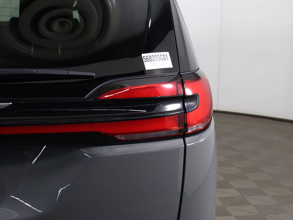 Used 2025 Chrysler Pacifica Select FWD image 17