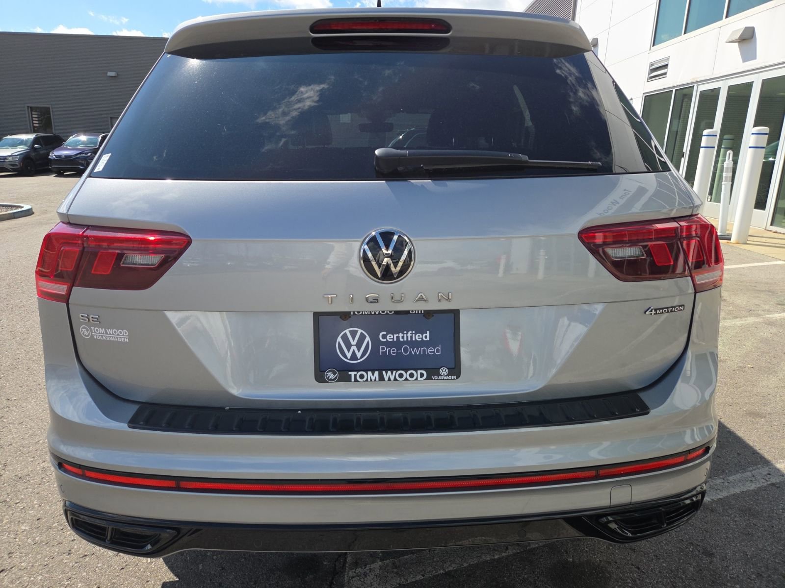 Certified 2022 Volkswagen Tiguan SE R-Line AWD/4WD image 11