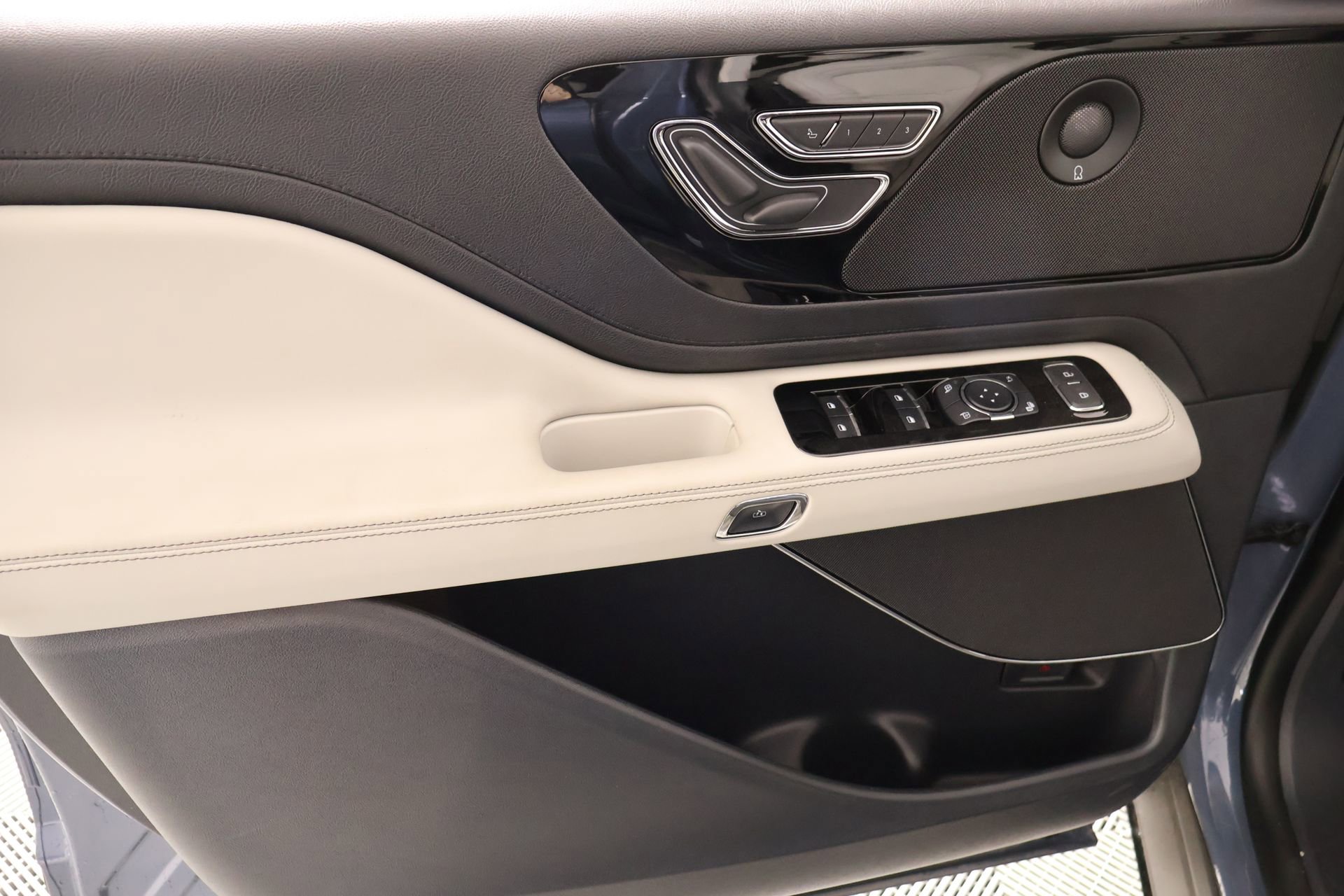 New 2026 Lincoln Aviator Reserve w/ Jet Appearance Package AWD/4WD image 16