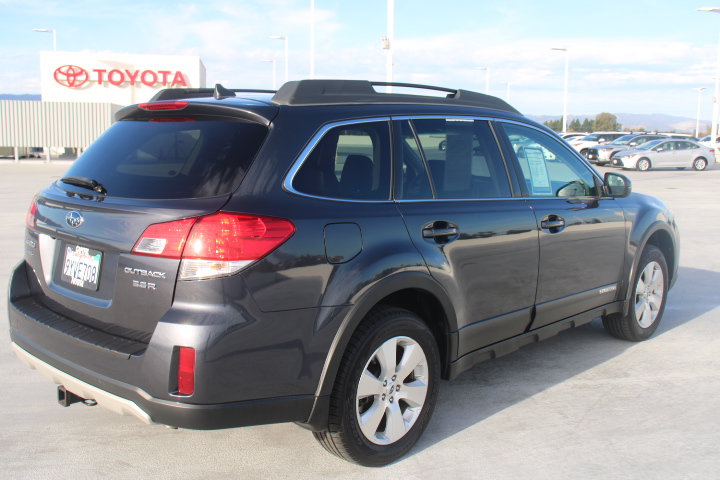 Used 2012 Subaru Outback 3.6R Limited w/ Moonroof Pkg AWD/4WD image 3