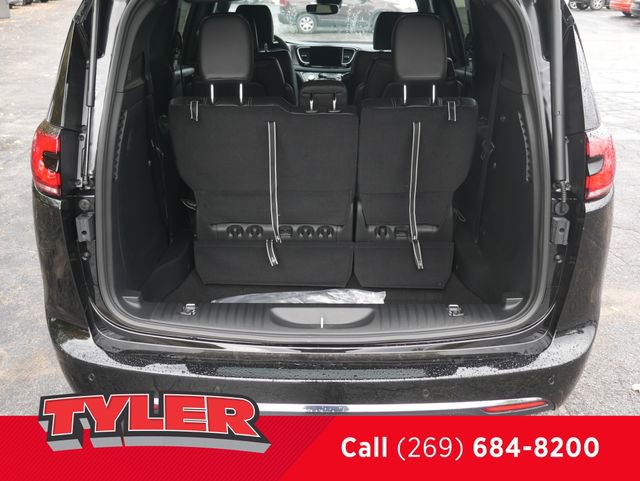 New 2026 Chrysler Pacifica Select AWD/4WD image 18