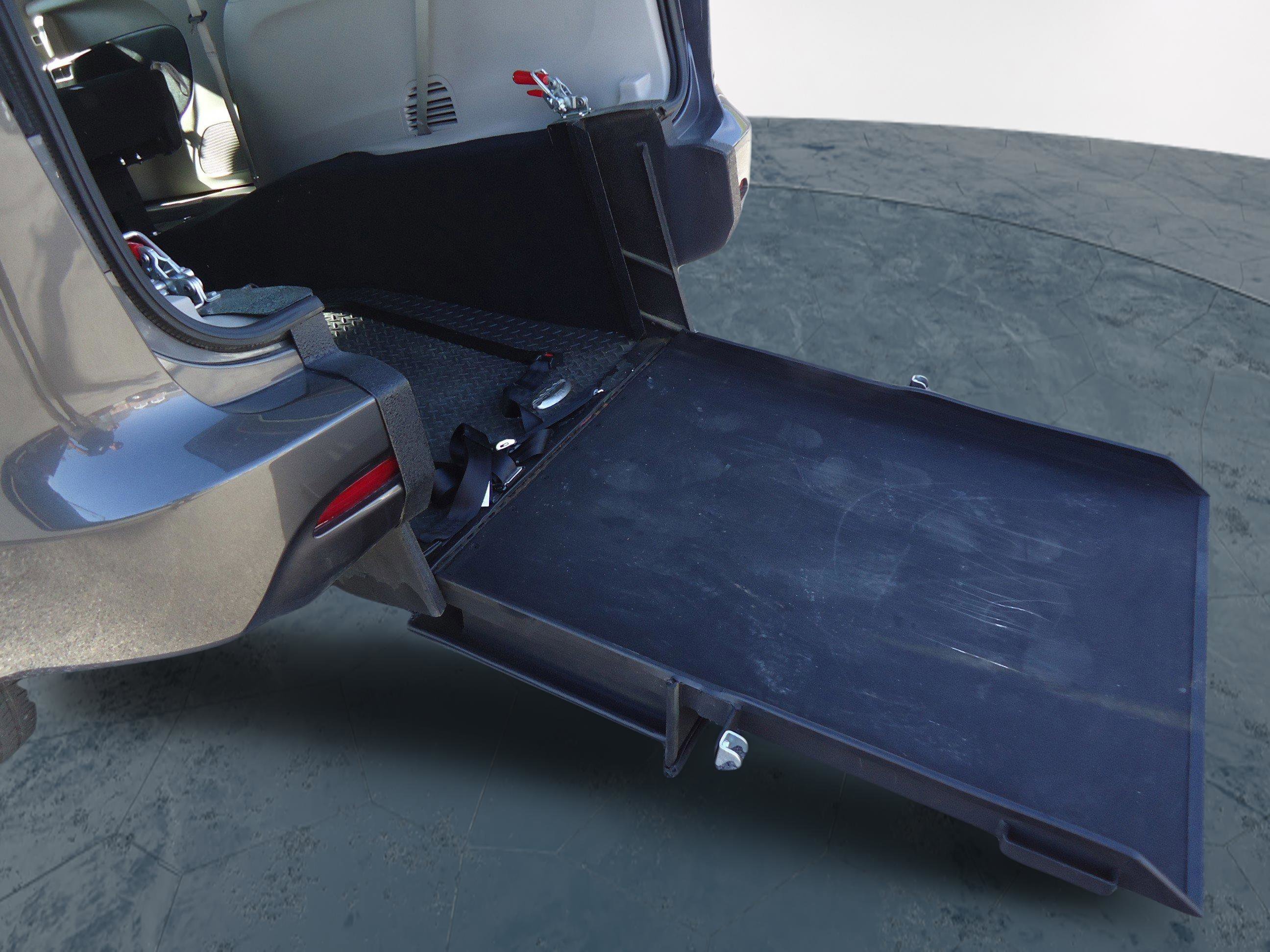 Used 2023 Chrysler Voyager LX image 3