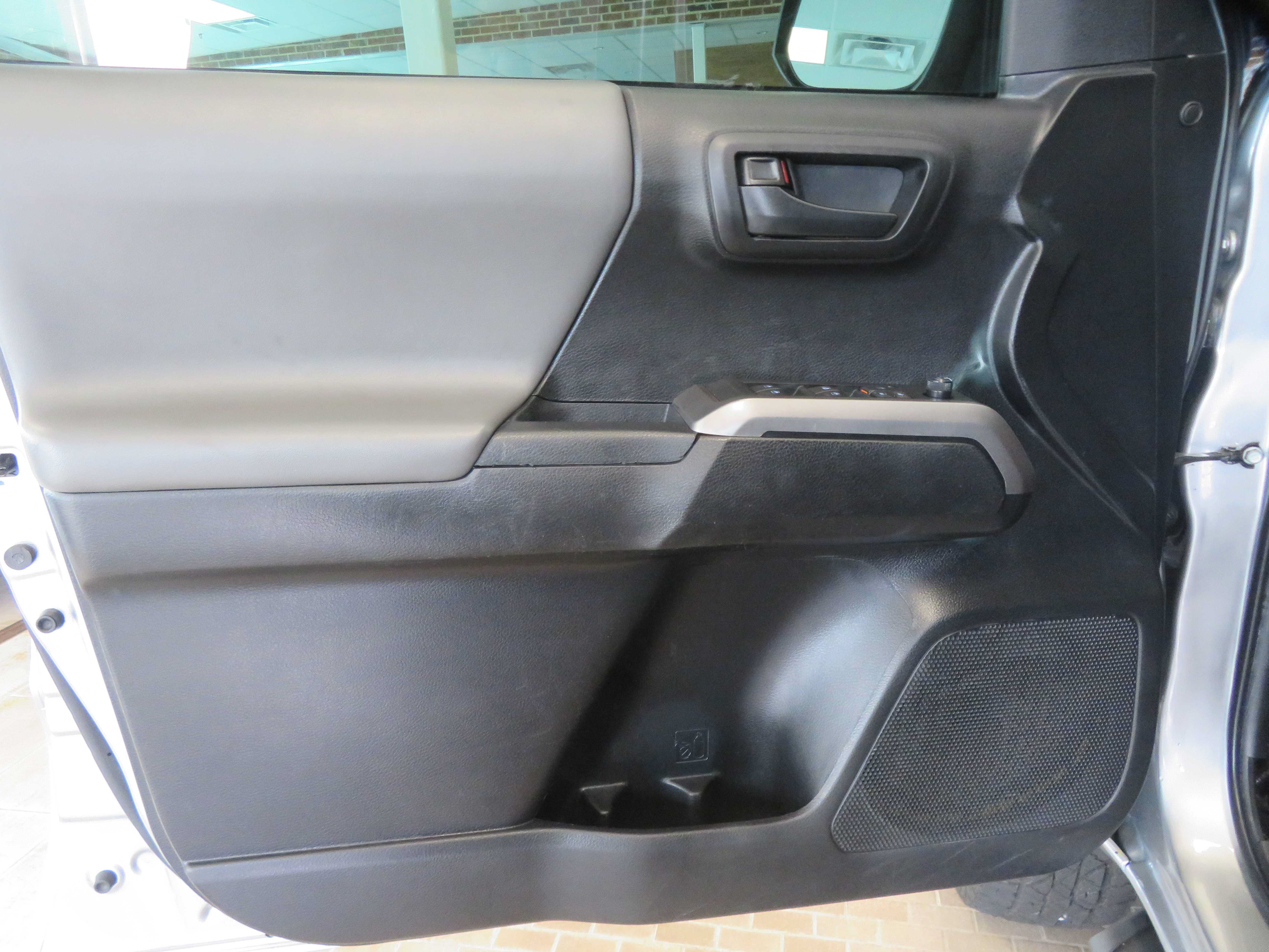 Used 2022 Toyota Tacoma SR5 RWD image 13