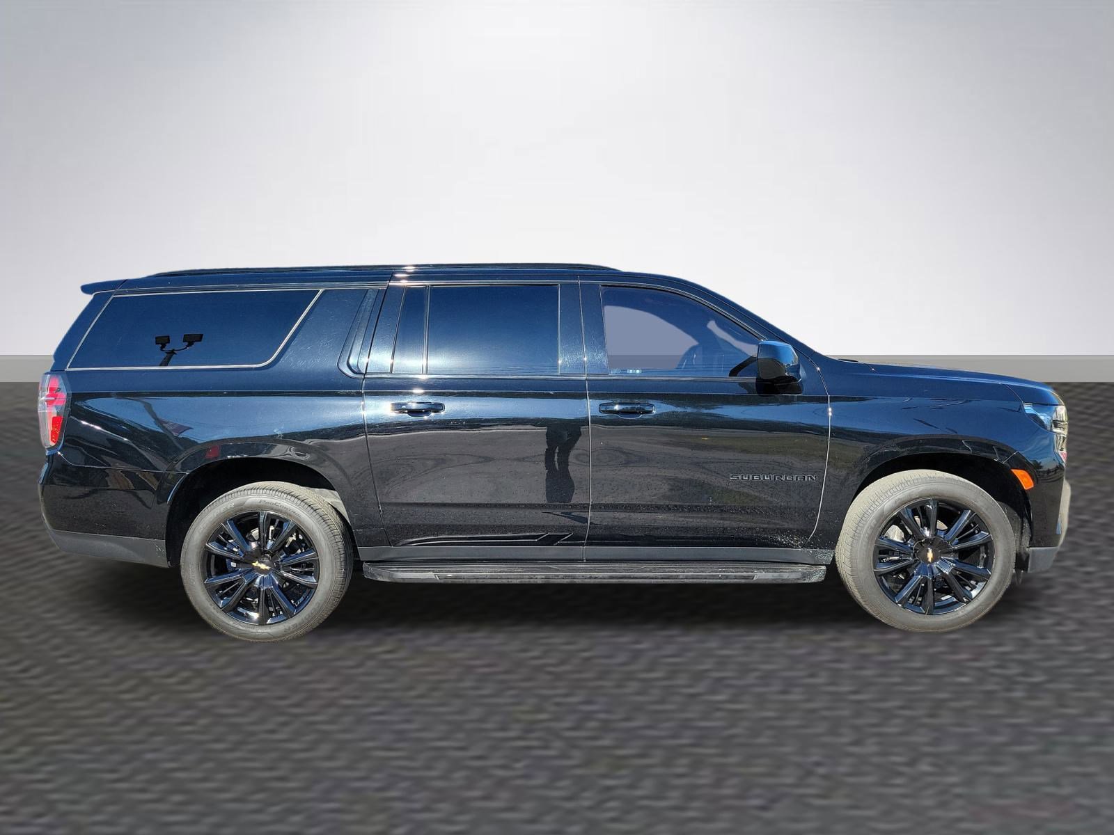 Used 2023 Chevrolet Suburban RST image 4