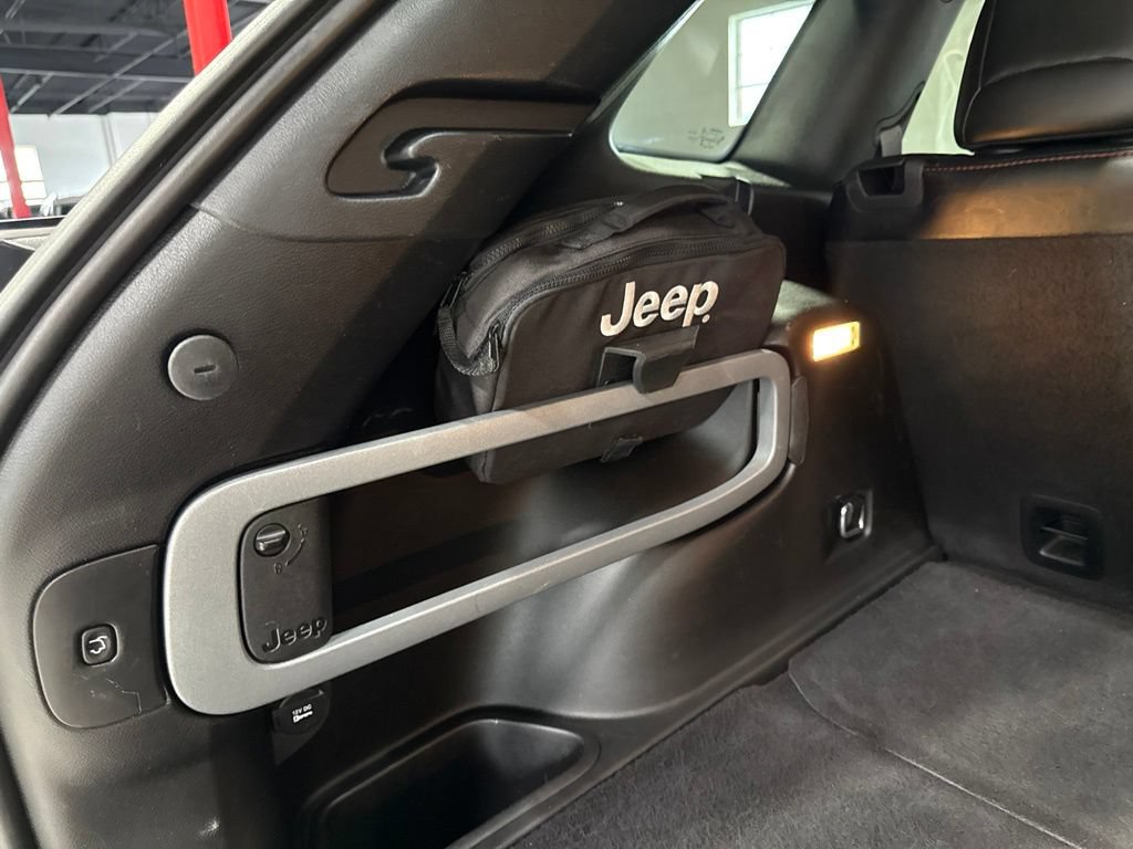 Used 2014 Jeep Cherokee Trailhawk w/ Technology Group AWD/4WD image 40