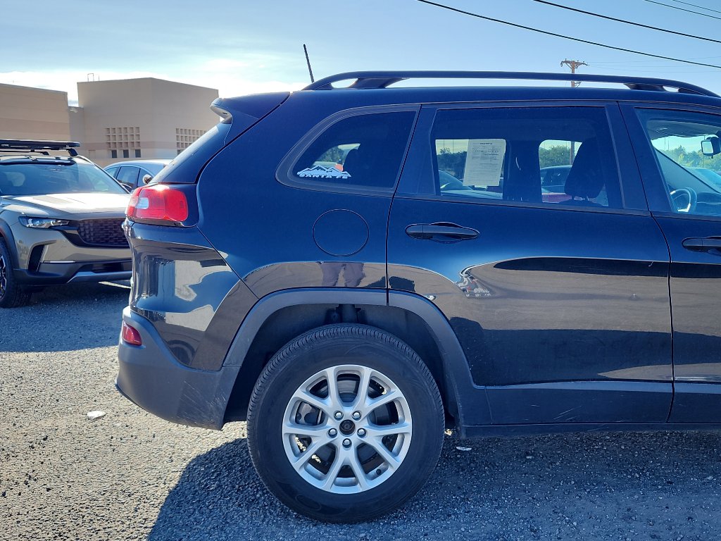 Used 2016 Jeep Cherokee Sport image 5