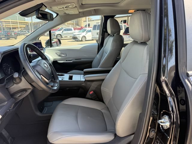 Used 2025 Toyota Sienna XLE FWD image 28