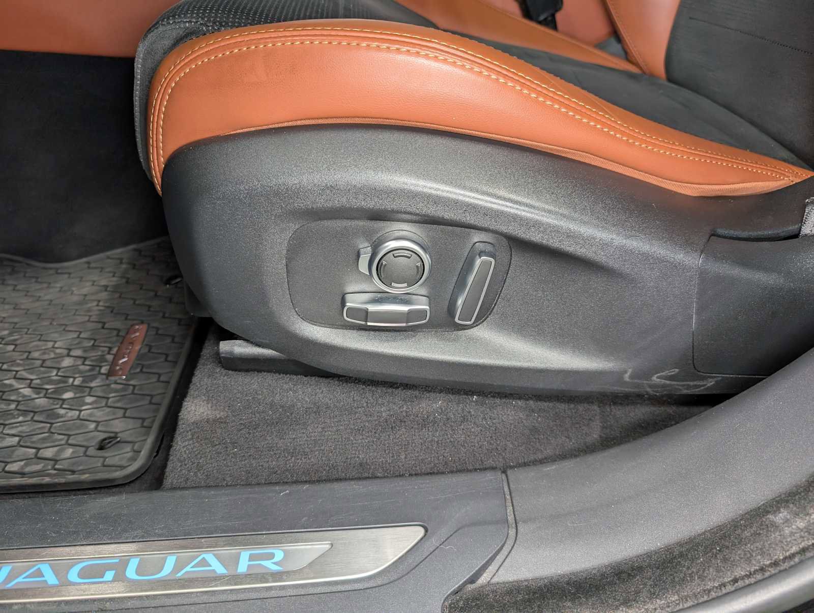 Used 2021 Jaguar F-PACE SVR image 36