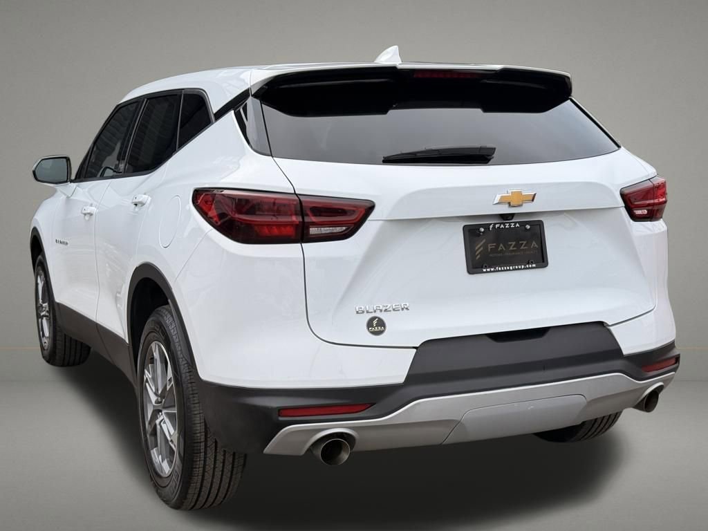 Used 2025 Chevrolet Blazer LT FWD image 3