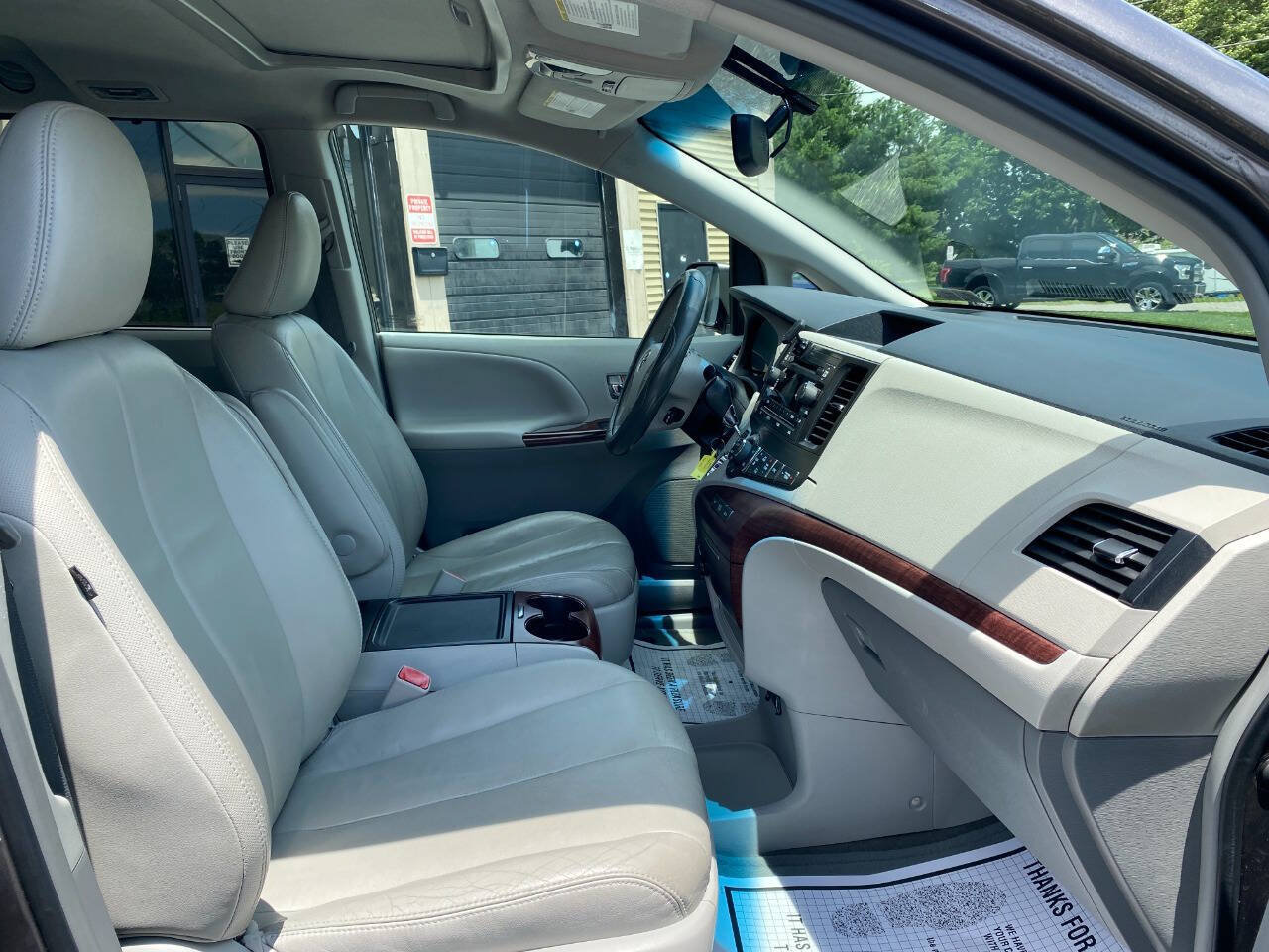 Used 2013 Toyota Sienna XLE FWD image 34
