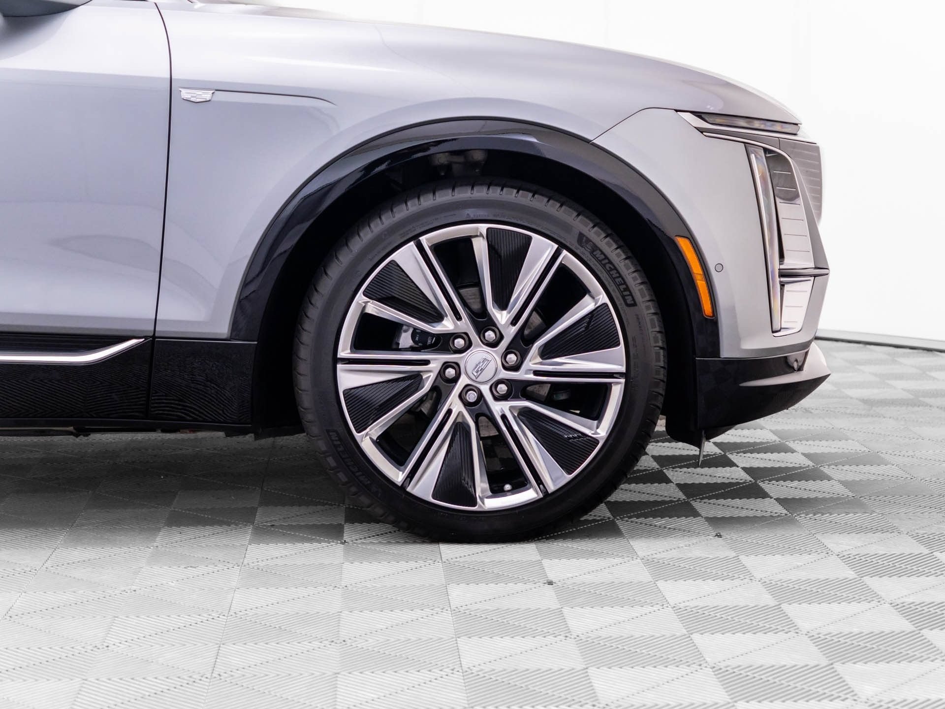Certified 2025 Cadillac Lyriq Luxury w/ LPO, Floor Liner Package AWD/4WD image 40