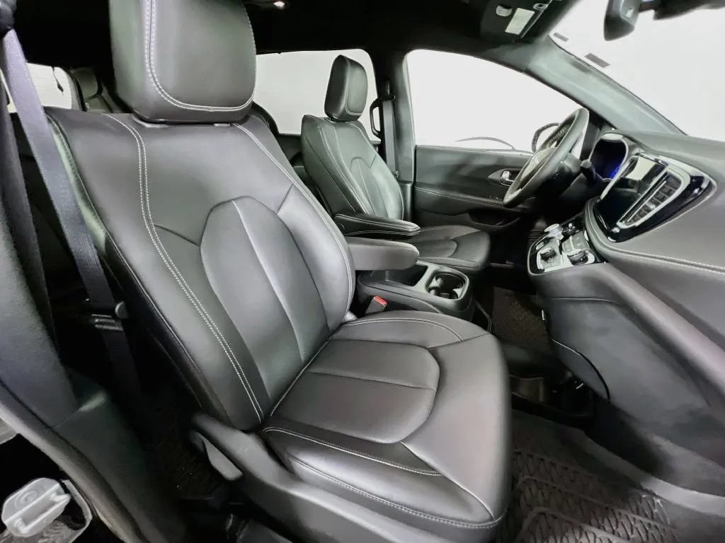 Used 2025 Chrysler Pacifica Select w/ Fav Edition Package FWD image 29