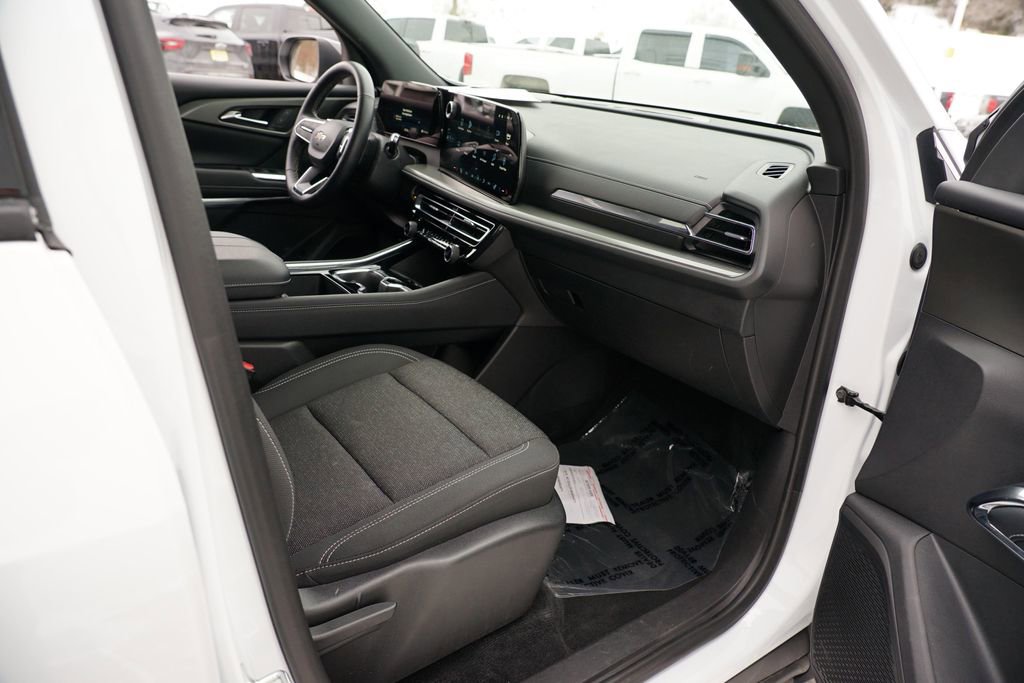 Used 2025 Chevrolet Traverse LT image 30