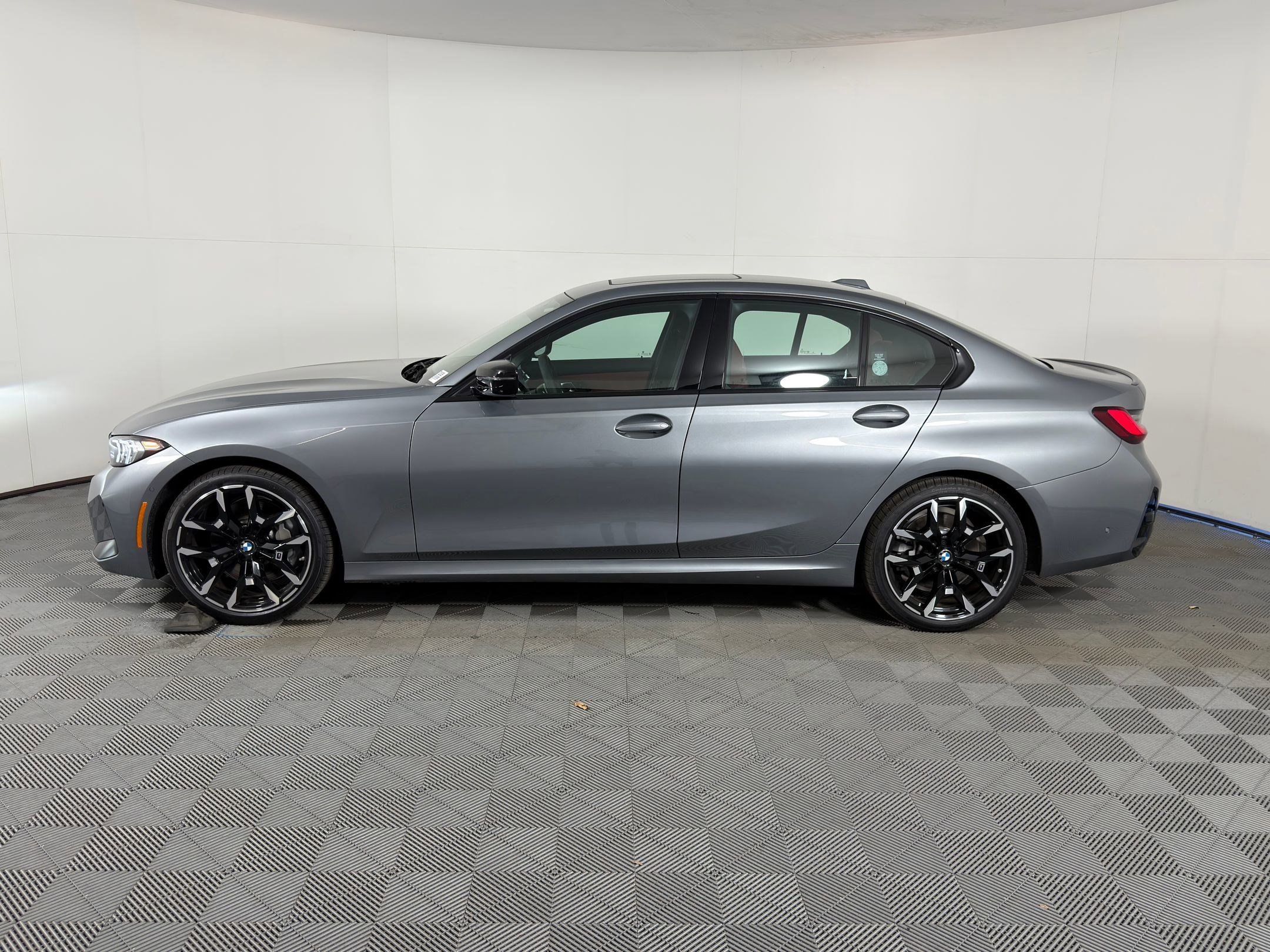 Used 2026 BMW 330i Sedan w/ M Sport Package image 2