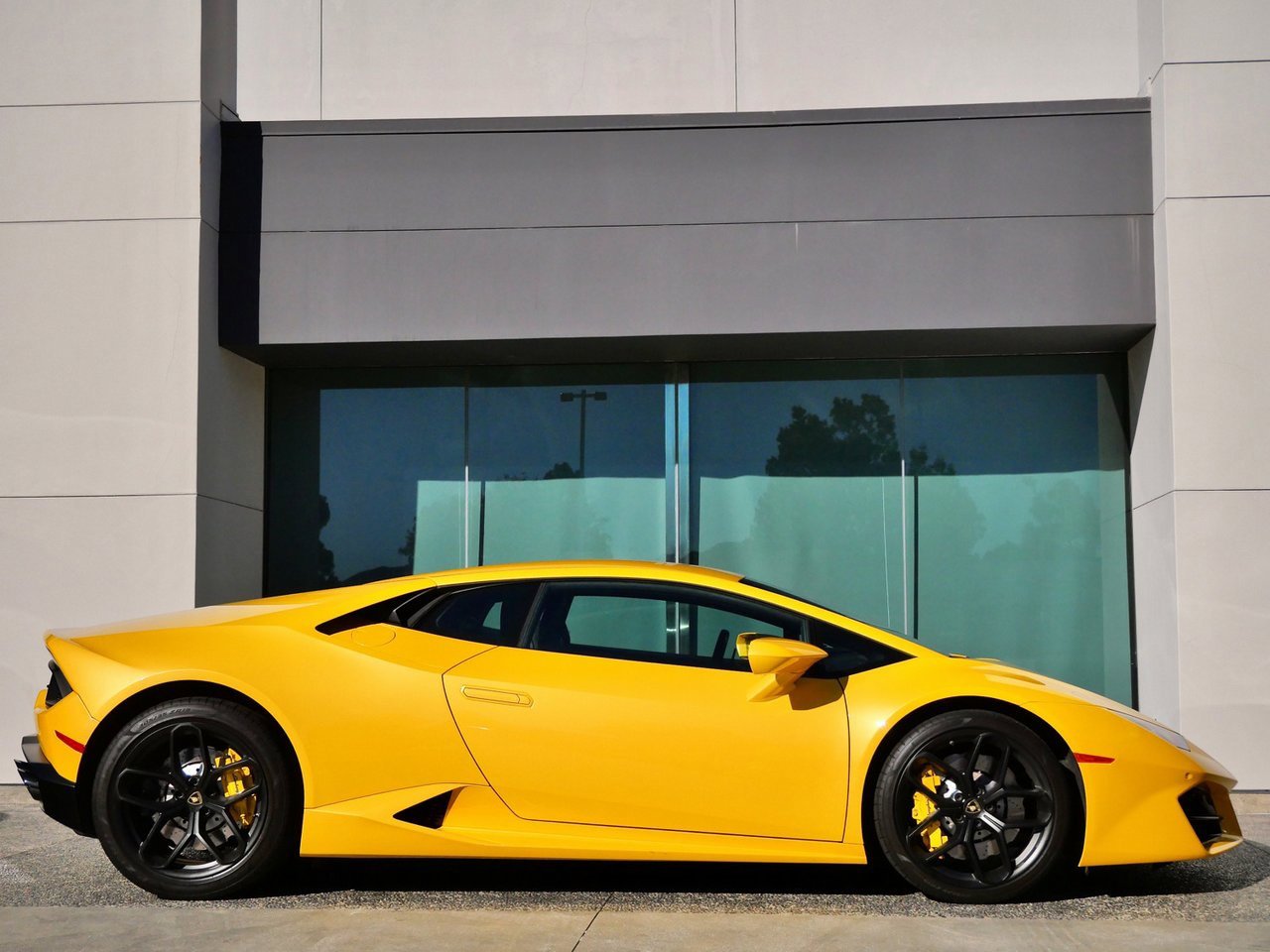 Used 2018 Lamborghini Huracan LP 580-2 image 2