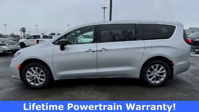 New 2026 Chrysler Pacifica Select image 5