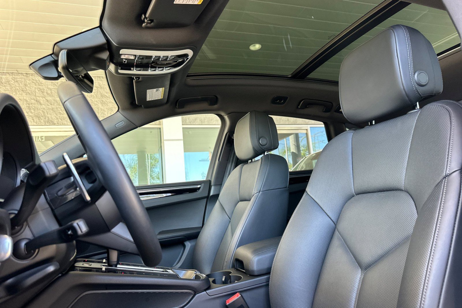 Used 2025 Porsche Macan AWD/4WD image 5