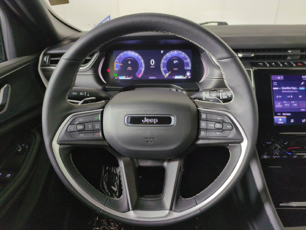 Used 2025 Jeep Grand Cherokee Altitude AWD/4WD image 19