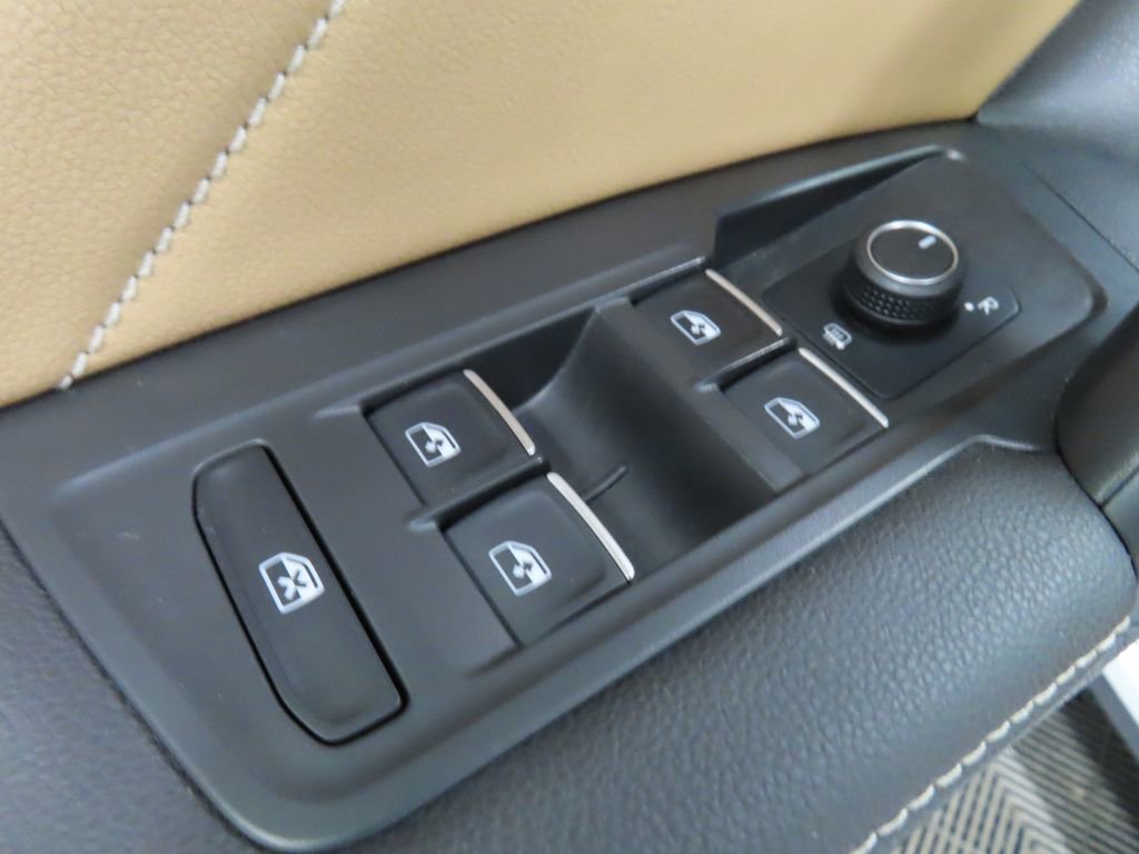 Used 2023 Volkswagen Tiguan SE R-Line image 59