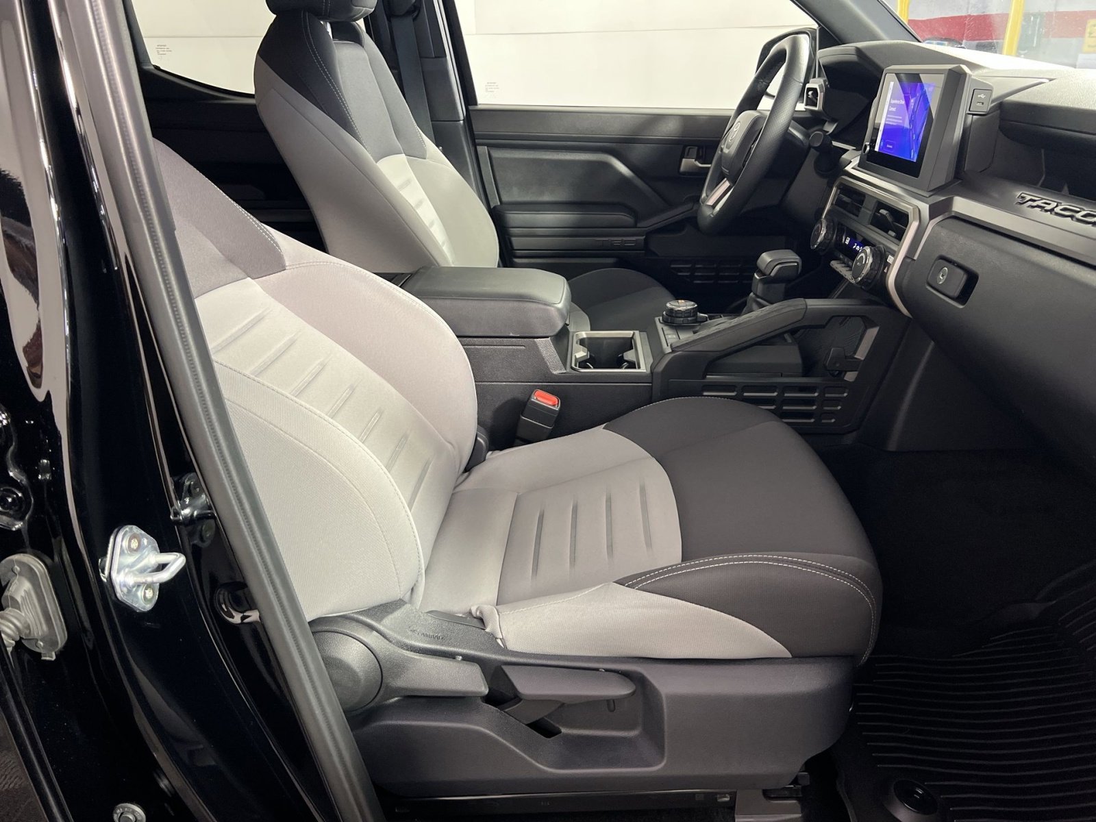 Used 2025 Toyota Tacoma TRD Off-Road AWD/4WD image 28