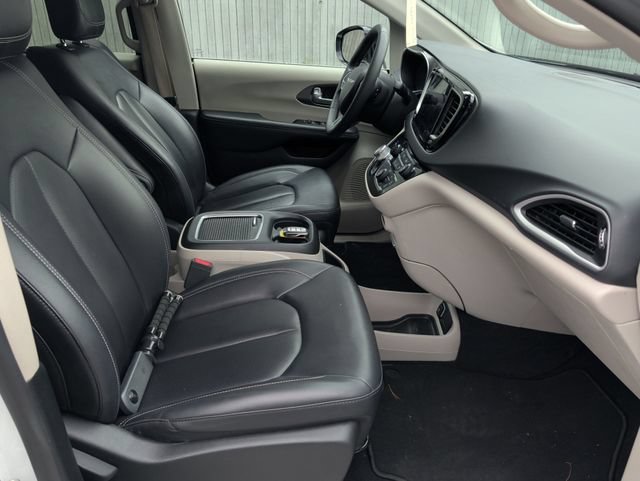 Used 2024 Chrysler Pacifica Touring-L FWD image 29