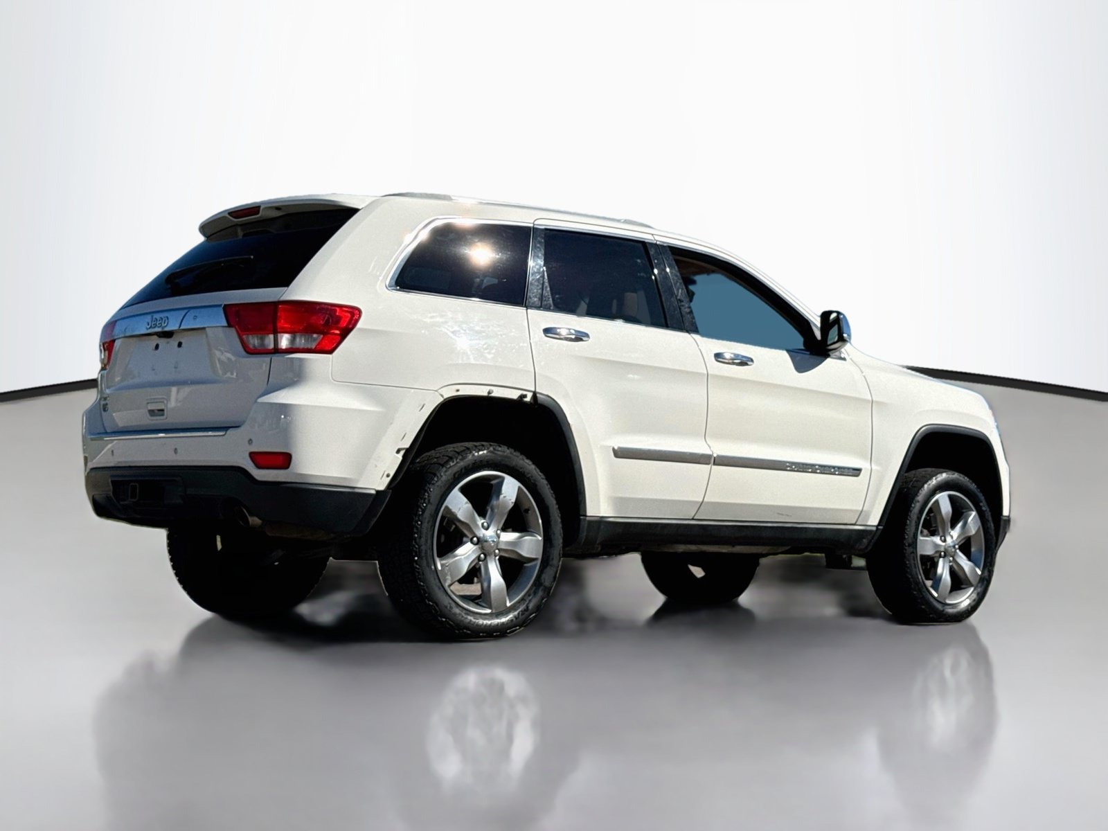 Used 2011 Jeep Grand Cherokee Overland AWD/4WD image 7