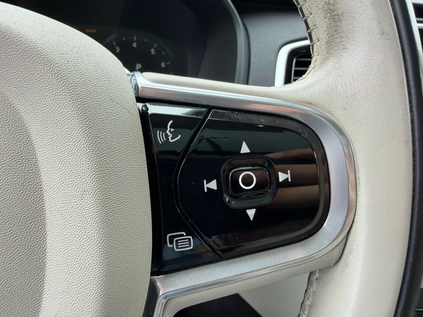 Used 2018 Volvo XC90 T6 Momentum w/ Convenience Package AWD/4WD image 17