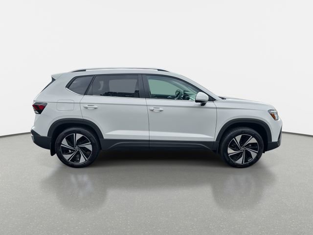 Used 2025 Volkswagen Taos SE AWD/4WD image 2