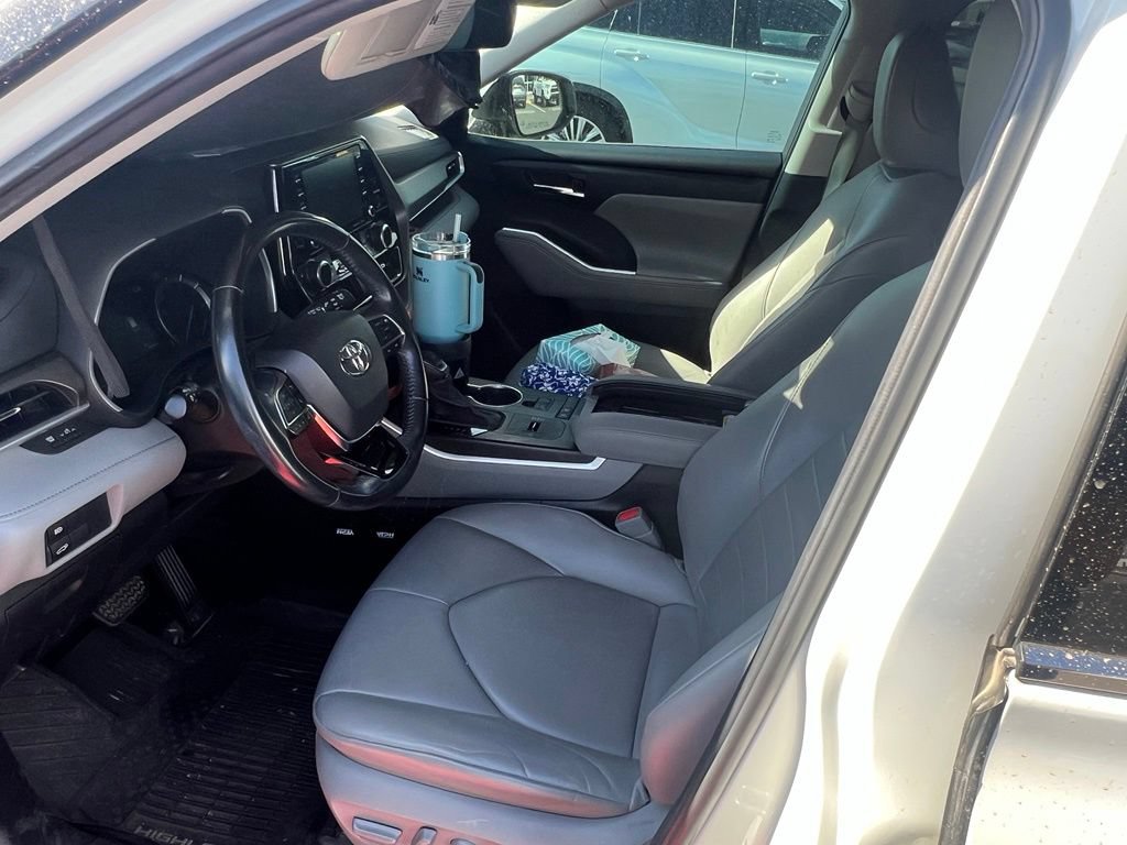 Used 2020 Toyota Highlander XLE FWD image 6