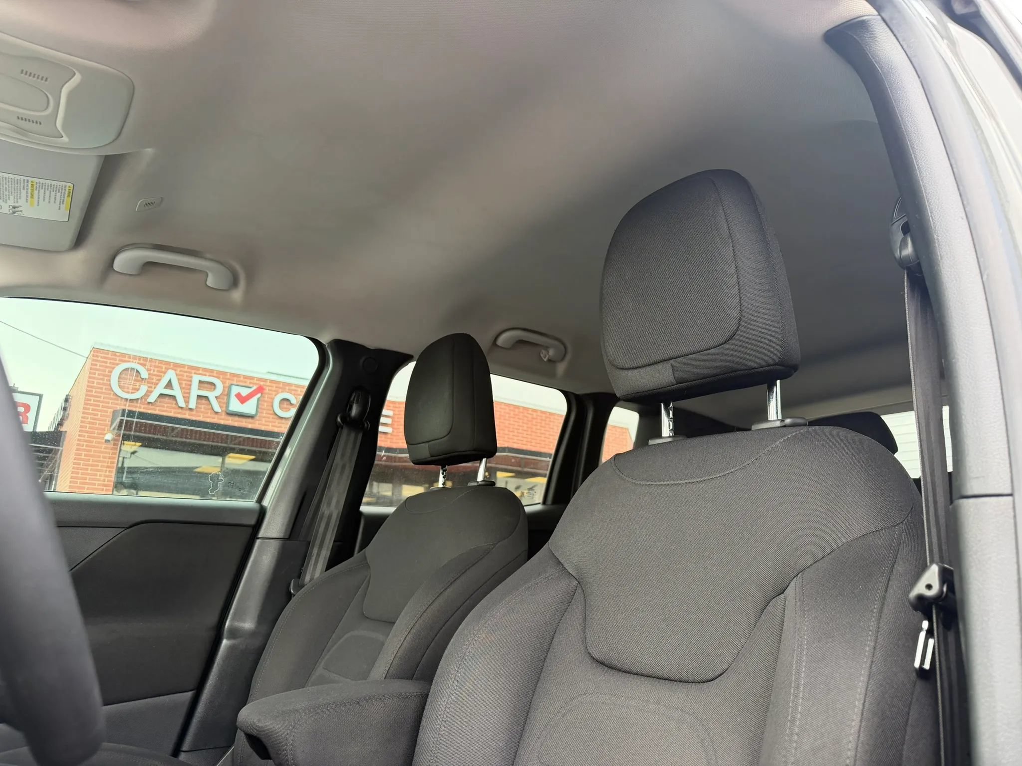 Used 2019 Jeep Renegade Latitude FWD image 9